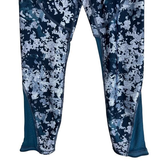 Under Armour Capri Leggings Womens M Blue Camo Mesh Cropped Athleisure Gym - Picture 3 of 7